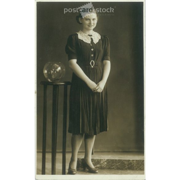 1940 - Fiatal lány egészalakos, műtermi fotója. Leon H. Fia, fényképészeti műterme készítette. Fekete-fehér fotólap, képeslap. (2792133)