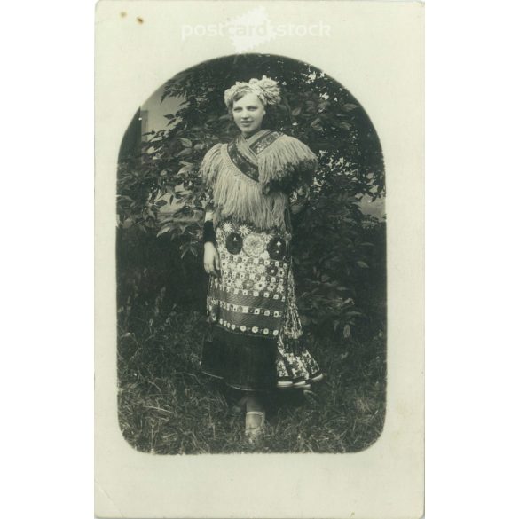 1932 - Harkányfürdő. Fiatal nő, matyó viseletben. Fekete-fehér fotólap, képeslap. (2792135)