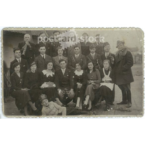 1938 - Ünneplő társaság, katonákkal. Zsadány. Ilyés Sándor 18 éves. Fekete-fehér fotólap, képeslap. (2792138)