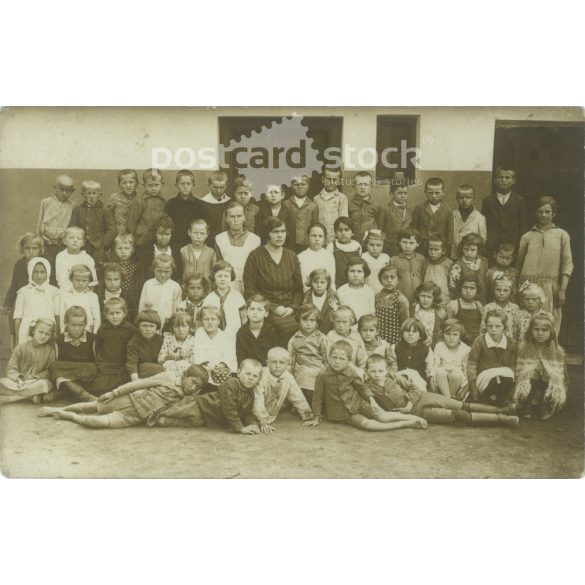 1930 - Osztálykép. Magyországon készült felvétel. Fekete-fehér fotólap, képeslap. (2792140)