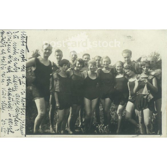 1919 - Fiatal fürdőzők csoportja. Szerzője ismeretlen. Fekete-fehér fotólap, képeslap. (2792145)