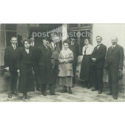   1921 - A szolnoki polgári fiúiskola tanári kara. Fekete-fehér fotólap, képeslap. (2792147)