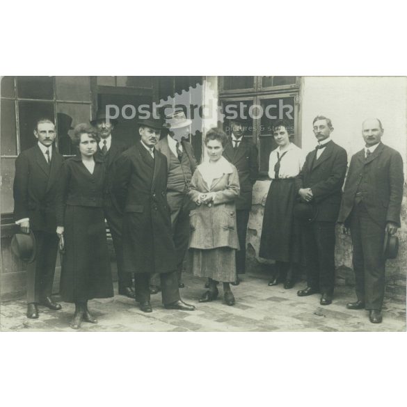 1921 - A szolnoki polgári fiúiskola tanári kara. Fekete-fehér fotólap, képeslap. (2792147)