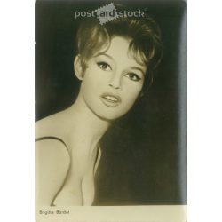   1965 - Brigitte Bardot. Kelet-német képeslap, VEB Progress Film-Vertrieb, Berlin, 2. sz. 289. Fekete-fehér eredeti papírkép. (2792151)