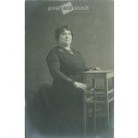 1910-es évek. Egészalakos, műtermi felvétel, középkorú hölgyről. Eredeti papírkép, zselatinos ezüst. A készítője ismeretlen. (2792152)