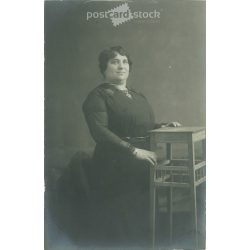   1910-es évek. Egészalakos, műtermi felvétel, középkorú hölgyről. Eredeti papírkép, zselatinos ezüst. A készítője ismeretlen. (2792152)