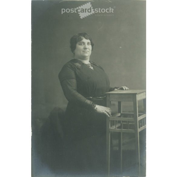 1910-es évek. Egészalakos, műtermi felvétel, középkorú hölgyről. Eredeti papírkép, zselatinos ezüst. A készítője ismeretlen. (2792152)