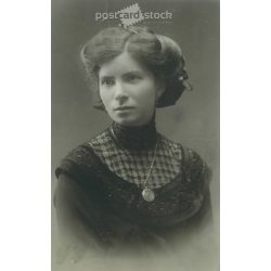   1920-as évek. Elegáns, fiatal nő fotója, korabeli divatos frizurával, nyakékkel. Eredeti papírkép.  (2792159)