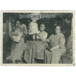   1940 - Rákospalota. Családi idill a kertben. Eredeti papírkép. (2792162)