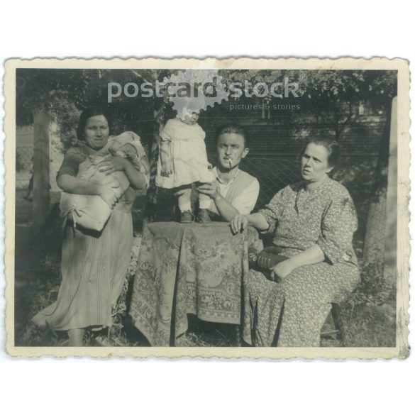 1940 - Rákospalota. Családi idill a kertben. Eredeti papírkép. (2792162)