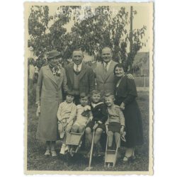   1933 - Három generáció, avagy a nagy család együtt. Egy kerti fotó, ahol mindenki boldog. Eredeti papírkép. (2792163)