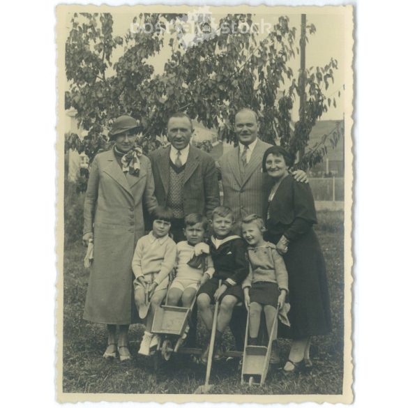1933 - Három generáció, avagy a nagy család együtt. Egy kerti fotó, ahol mindenki boldog. Eredeti papírkép. (2792163)