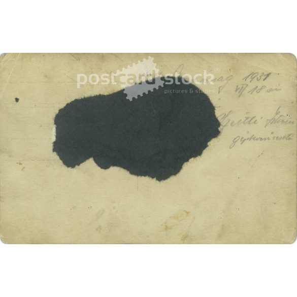 1931 - Az autó és fiatal sofőrje. A szélvédőn matrica: „Közúti Autóbélyeg 1934” felirattal. Fekete-fehér fotólap, képeslap. (2792164)