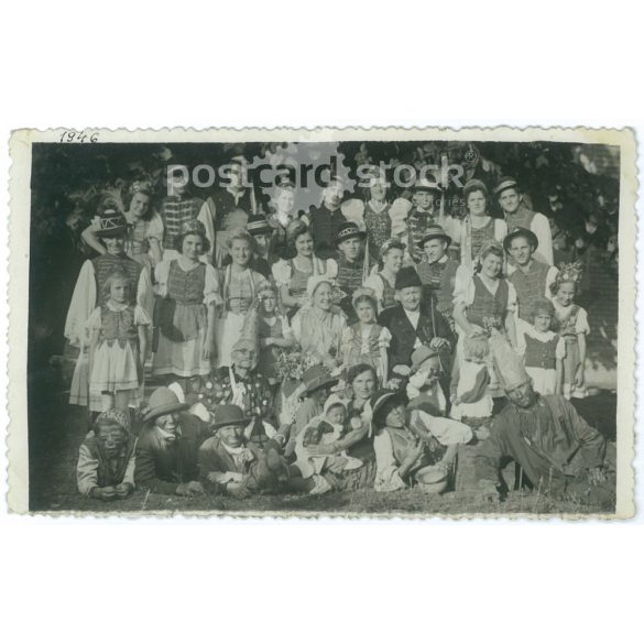1946 - Falusi mulattságon készült csoportkép, vidám jelmezesekkel és gyerekekkel. Eredeti papírkép.(2792165)