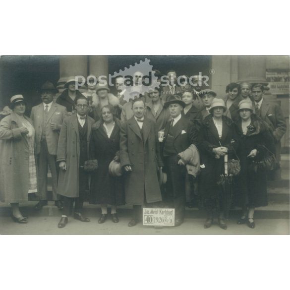 1926 - Karlsbad. Nyaraló túristák csoportja. Fekete-fehér fotólap, képeslap. (2792166)