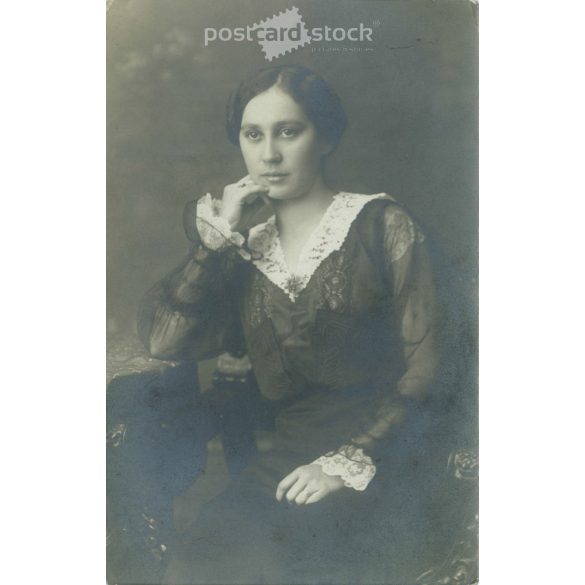 1916 - Zelesny Károly fotóműtermében készült fiatal nő fotója, mely Pécsett készült. Fekete-fehér fotólap, képeslap. Zselatinos ezüst. (2792168)