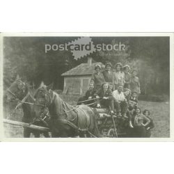   1959 - Lányok egy fával rakott szekéren, valahol Miskolc közelében. Vidám csoportkép. Eredeti papírkép. (2792171)