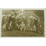 1956 - Vidám férfiak csoportképe, zenészekkel és pálinkával. A kép 56 márciusában készült. A készítője ismeretlen. Eredeti papírkép. (2792172)