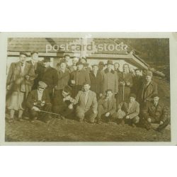   1956 - Vidám férfiak csoportképe, zenészekkel és pálinkával. A kép 56 márciusában készült. A készítője ismeretlen. Eredeti papírkép. (2792172)