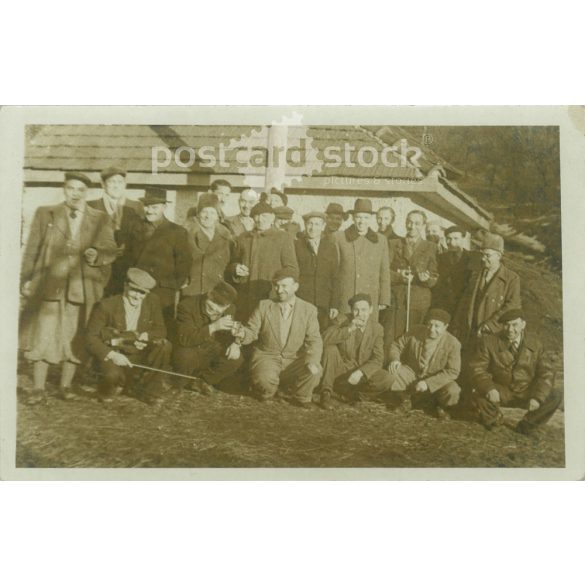 1956 - Vidám férfiak csoportképe, zenészekkel és pálinkával. A kép 56 márciusában készült. A készítője ismeretlen. Eredeti papírkép. (2792172)