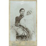 1900-as évek eleje - Fiatal anya és gyermeke egészalakos, műtermi fotója. Leon H. fényképészeti műterme készítette Budapesten. Kabinetfotó / keményhátú fotó / vizitkártya, CDV fotó. (2792173)