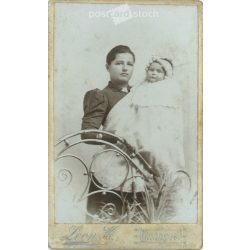   1900-as évek eleje - Fiatal anya és gyermeke egészalakos, műtermi fotója. Leon H. fényképészeti műterme készítette Budapesten. Kabinetfotó / keményhátú fotó / vizitkártya, CDV fotó. (2792173)