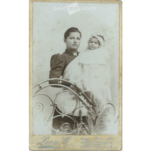 1900-as évek eleje - Fiatal anya és gyermeke egészalakos, műtermi fotója. Leon H. fényképészeti műterme készítette Budapesten. Kabinetfotó / keményhátú fotó / vizitkártya, CDV fotó. (2792173)