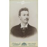 1900-as évek eleje - Fiatal férfi, műtermi portréfotója. Kalmár Péter fényképészeti műterme készítette, Budapesten. Kabinetfotó / keményhátú fotó / vizitkártya, CDV fotó. (2792174)