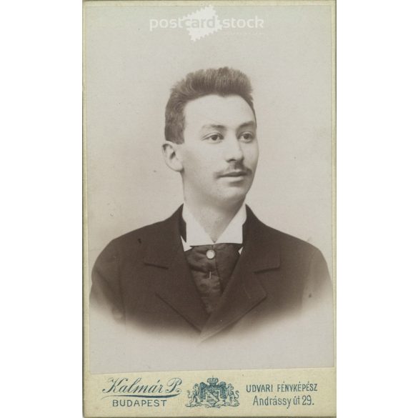 1900-as évek eleje - Fiatal férfi, műtermi portréfotója. Kalmár Péter fényképészeti műterme készítette, Budapesten. Kabinetfotó / keményhátú fotó / vizitkártya, CDV fotó. (2792174)