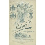 1900-as évek eleje - Fiatal férfi, műtermi portréfotója. Kalmár Péter fényképészeti műterme készítette, Budapesten. Kabinetfotó / keményhátú fotó / vizitkártya, CDV fotó. (2792174)