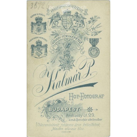 1900-as évek eleje - Fiatal férfi, műtermi portréfotója. Kalmár Péter fényképészeti műterme készítette, Budapesten. Kabinetfotó / keményhátú fotó / vizitkártya, CDV fotó. (2792174)