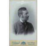 1899 - Fiatal férfi, műtermi portréfotója. Kalmár Péter fényképészeti műterme készítette, Budapesten. Kabinetfotó / keményhátú fotó / vizitkártya, CDV fotó. (2792175)