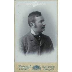  1899 - Fiatal férfi, műtermi portréfotója. Kalmár Péter fényképészeti műterme készítette, Budapesten. Kabinetfotó / keményhátú fotó / vizitkártya, CDV fotó. (2792175)
