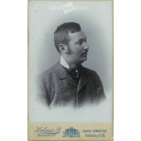 1899 - Fiatal férfi, műtermi portréfotója. Kalmár Péter fényképészeti műterme készítette, Budapesten. Kabinetfotó / keményhátú fotó / vizitkártya, CDV fotó. (2792175)