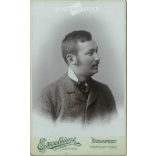 1899 - Fiatal férfi, műtermi portréfotója. Kalmár Péter fényképészeti műterme készítette, Budapesten. Kabinetfotó / keményhátú fotó / vizitkártya, CDV fotó. (2792176)