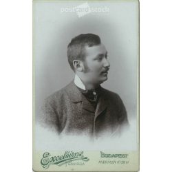   1899 - Fiatal férfi, műtermi portréfotója. Kalmár Péter fényképészeti műterme készítette, Budapesten. Kabinetfotó / keményhátú fotó / vizitkártya, CDV fotó. (2792176)