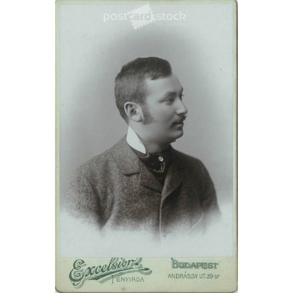1899 - Fiatal férfi, műtermi portréfotója. Kalmár Péter fényképészeti műterme készítette, Budapesten. Kabinetfotó / keményhátú fotó / vizitkártya, CDV fotó. (2792176)