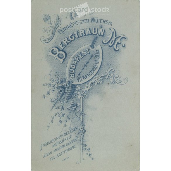 1900-as évek eleje - Fiatal férfi, műtermi portréfotója. Bergtraun M. fényképészeti műterme készítette, Budapesten. Kabinetfotó / keményhátú fotó / vizitkártya, CDV fotó. (2792177)