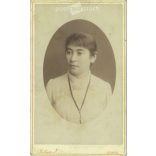 1900-as évek eleje - Fiatal nő, műtermi portréfotója. Juhász József fényképészeti műterme készítette, Kassa. Kabinetfotó / keményhátú fotó / vizitkártya, CDV fotó. (2792178)