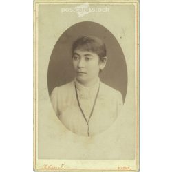   1900-as évek eleje - Fiatal nő, műtermi portréfotója. Juhász József fényképészeti műterme készítette, Kassa. Kabinetfotó / keményhátú fotó / vizitkártya, CDV fotó. (2792178)