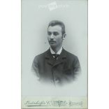 1897 - Fiatal férfi, műtermi portréfotója. Linderhoffer Vilmos fényképészeti műterme készítette, Budapesten. Kabinetfotó / keményhátú fotó / vizitkártya, CDV fotó. (2792179)