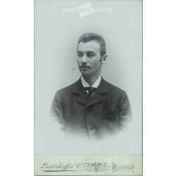   1897 - Fiatal férfi, műtermi portréfotója. Linderhoffer Vilmos fényképészeti műterme készítette, Budapesten. Kabinetfotó / keményhátú fotó / vizitkártya, CDV fotó. (2792179)