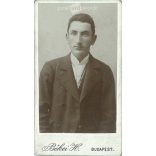 1900-as évek eleje - Fiatal férfi, műtermi portréfotója. Békei H. fényképészeti műterme készítette, Budapesten. Kabinetfotó / keményhátú fotó / vizitkártya, CDV fotó. (2792180)