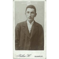   1900-as évek eleje - Fiatal férfi, műtermi portréfotója. Békei H. fényképészeti műterme készítette, Budapesten. Kabinetfotó / keményhátú fotó / vizitkártya, CDV fotó. (2792180)