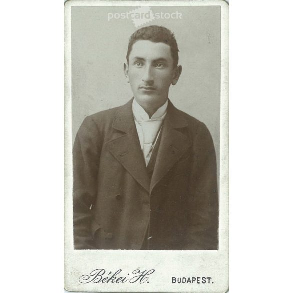1900-as évek eleje - Fiatal férfi, műtermi portréfotója. Békei H. fényképészeti műterme készítette, Budapesten. Kabinetfotó / keményhátú fotó / vizitkártya, CDV fotó. (2792180)