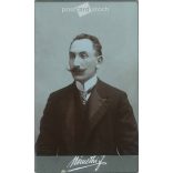 1900-as évek eleje - Középkorú férfi, műtermi portréfotója. Némethi József fényképészeti műterme készítette, Debrecenben. Kabinetfotó / keményhátú fotó / vizitkártya, CDV fotó. (2792181)