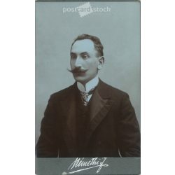   1900-as évek eleje - Középkorú férfi, műtermi portréfotója. Némethi József fényképészeti műterme készítette, Debrecenben. Kabinetfotó / keményhátú fotó / vizitkártya, CDV fotó. (2792181)