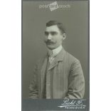 1900-as évek eleje - Fiatal férfi, műtermi portréfotója. Licht Ferenc fényképészeti műterme készítette, Temesváron. Kabinetfotó / keményhátú fotó / vizitkártya, CDV fotó. (2792182)