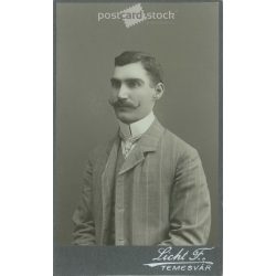   1900-as évek eleje - Fiatal férfi, műtermi portréfotója. Licht Ferenc fényképészeti műterme készítette, Temesváron. Kabinetfotó / keményhátú fotó / vizitkártya, CDV fotó. (2792182)