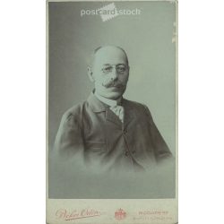   1900-as évek eleje - Középkorú férfi, műtermi portréfotója. Békei Ödön fényképészeti műterme készítette, Budapesten. Kabinetfotó / keményhátú fotó / vizitkártya, CDV fotó. (2792183)
